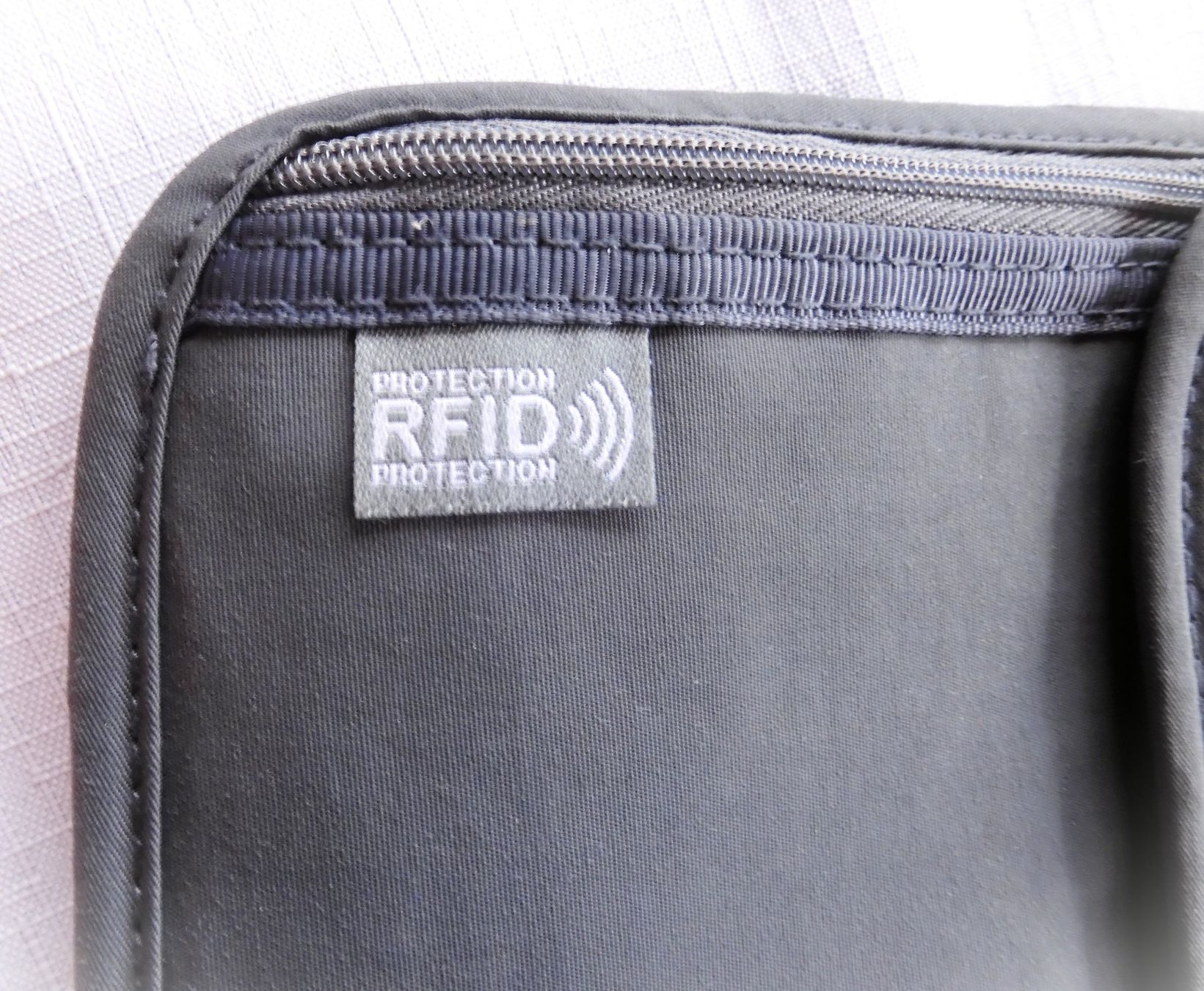 Wenger Brieftaschen: Wenger Brustbeutel mit RFID Schutz Grau – Gebraucht aus Roggwil BE von buggs04 2