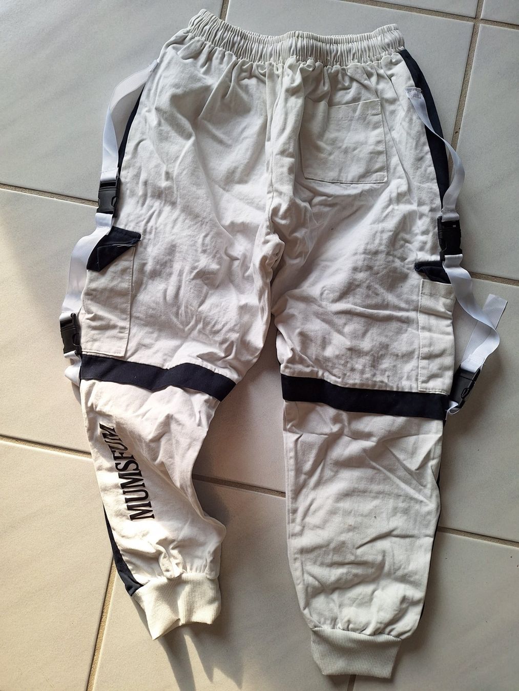 Pantaloni: Freizeit Hose, entspricht etwa Gr. S für Jugendliche – Usato da Eiken venduto da Lashar 1