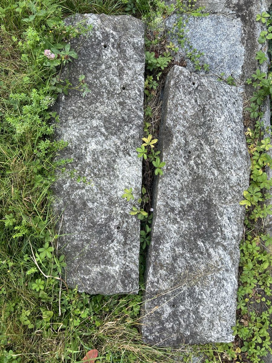 Steine & Dachziegeln: Zwei schöne alte Treppenblöcke Vallemaggia Granit – Gebraucht aus Avegno von CaVal13 1