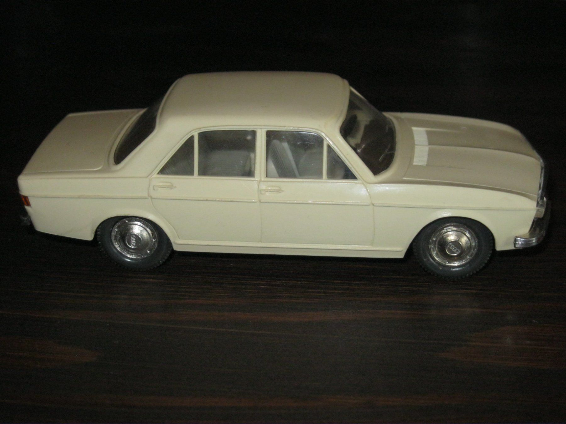 Audi Modellini d'auto: Audi 100 LS 1:40 Cursor Modell 968 hell-beige ohne OVP – Usato da Utzenstorf venduto da jue_5d6l