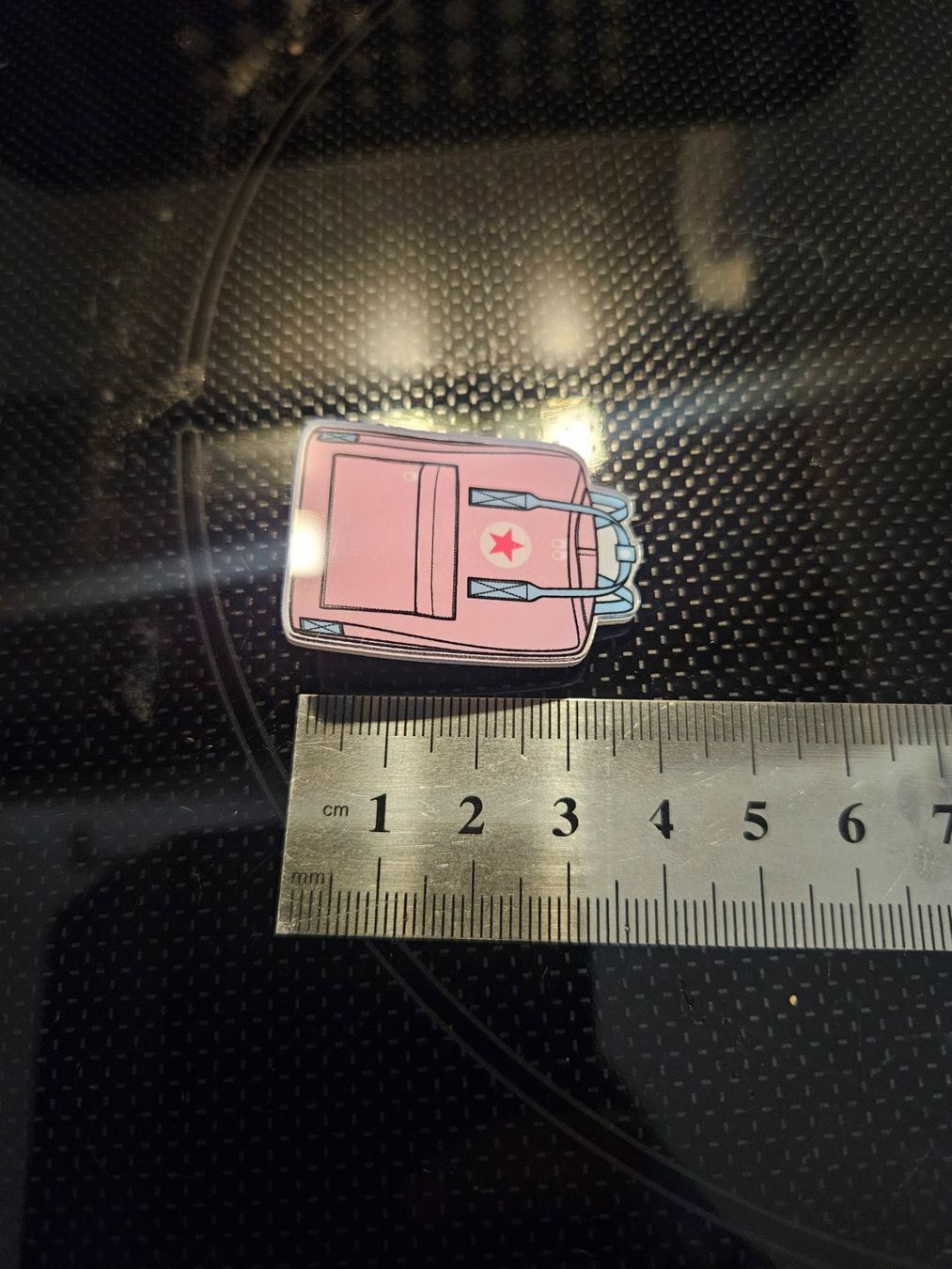 Placchette & Badge: Rosa Rucksack - Pin Badge Anstecker Plastik – Usato da Luzern venduto da Lucan_Valerius