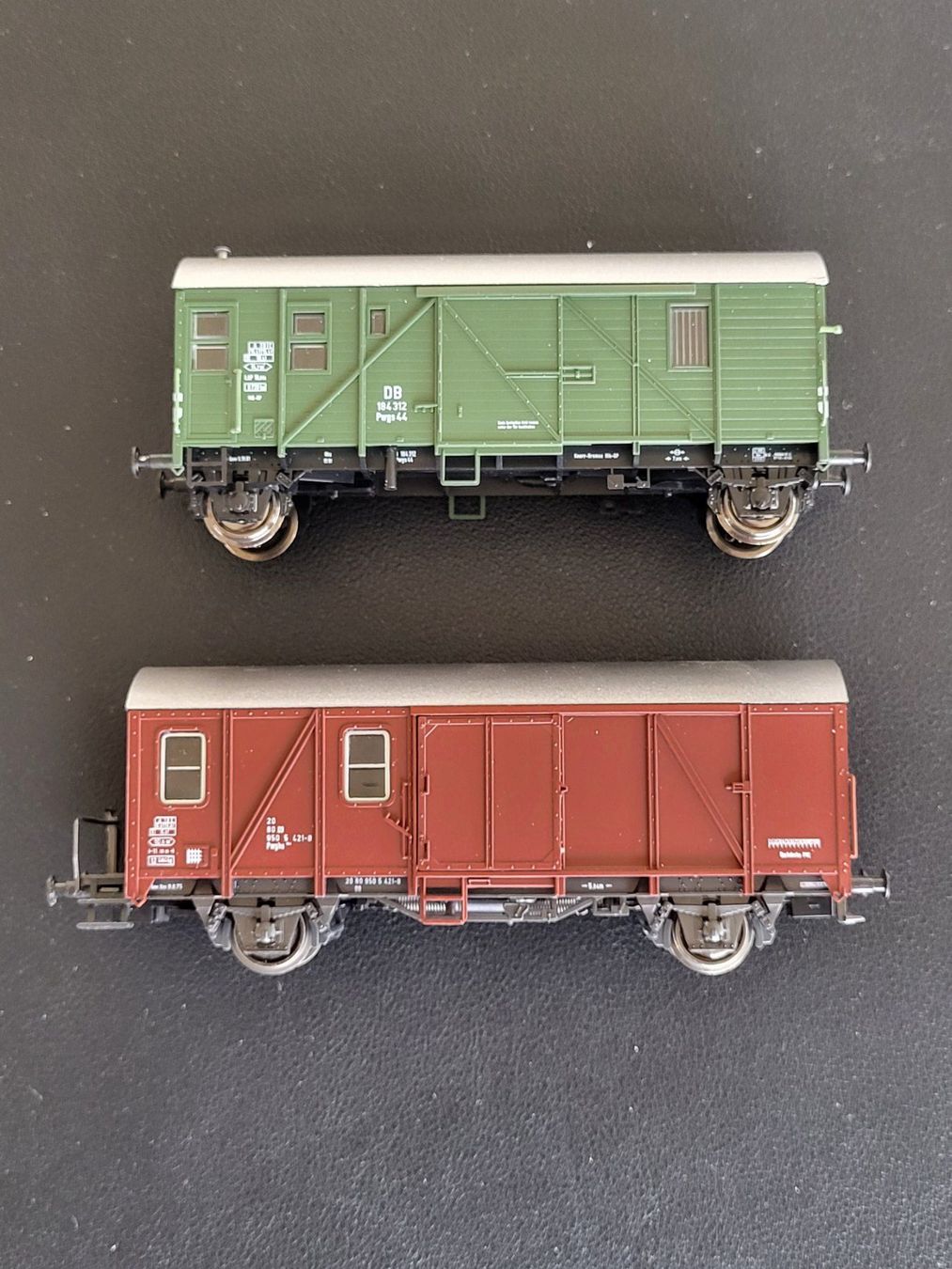 Roco Modellini di ferrovie: H0 ROCO DB 2 Stk. Güterzugbegleitwagen – Usato da Oberburg venduto da sensetal 4