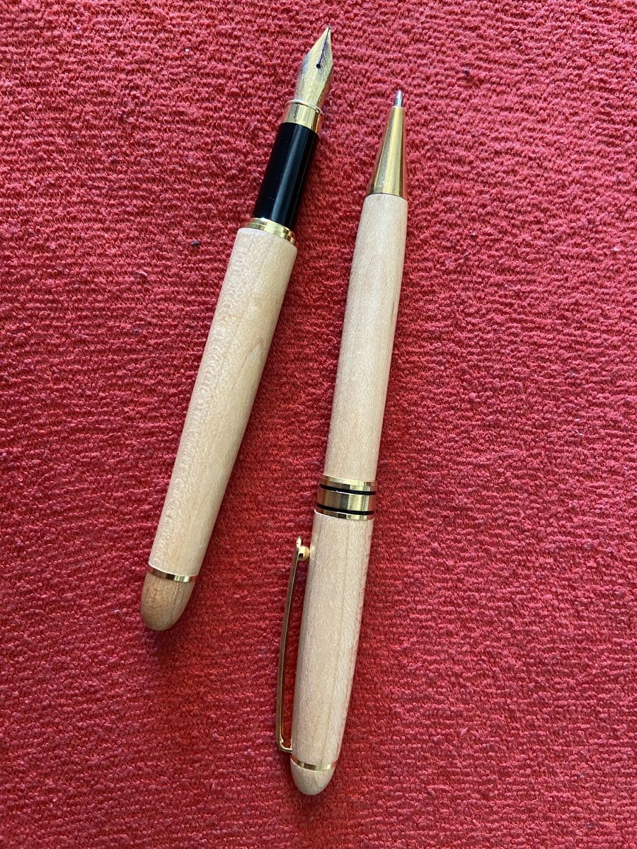 Penna & Evidenziatori: Plume et stylo en bois – Nuovo (secondo la descrizione) da Athenaz (Avusy) venduto da sosoturtle 1