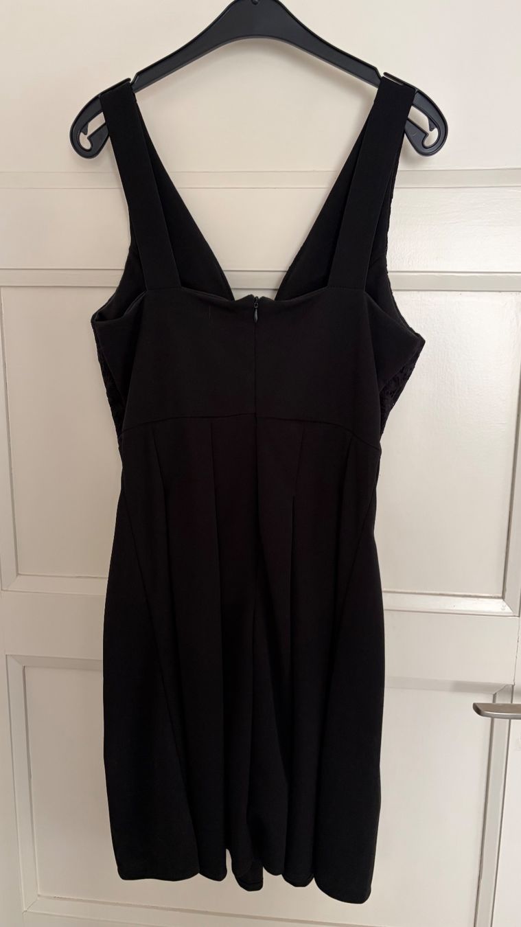 Vestiti: Kurzes schwarzes Kleid – Nuovo (secondo la descrizione) da Wollerau venduto da sid_g2jc 1