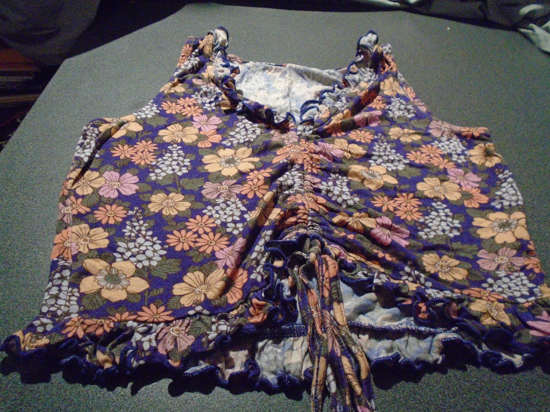 Top: Top ca. Grösse S, violett/Blumenmuster, Bändel – Usato da Zürich venduto da abraxas1291