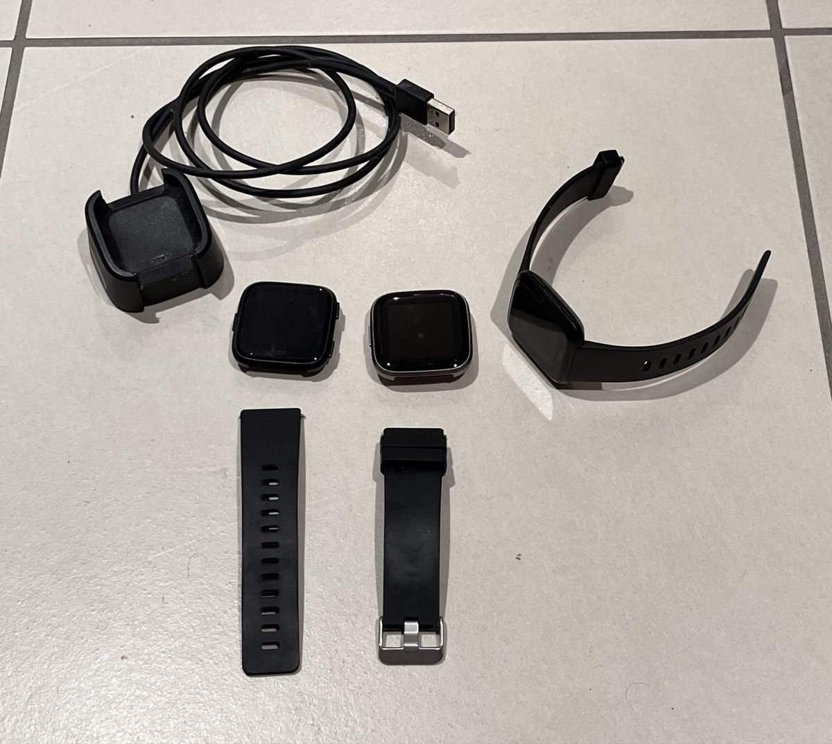 Fitbit Smartwatch: 3x Fitbit Versa  – Gebraucht aus La Neuveville von Oxalis-Studios