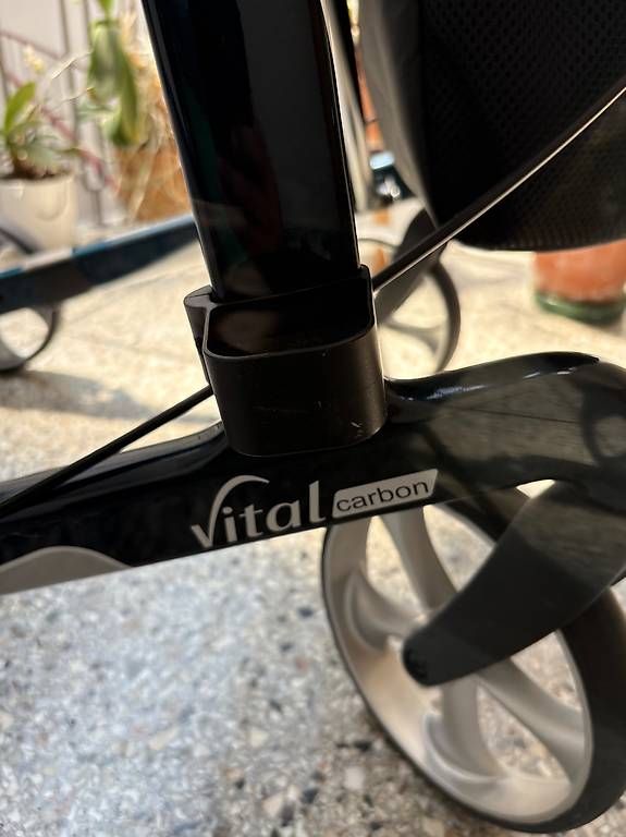 Ausili per la deambulazione: Sehr leichter Rollator, Vital 62 Carbon – Nuovo (secondo la descrizione) da Zürich venduto da Swiss_stone 2