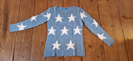 Hellblauer Pullover mit Sternen in S
