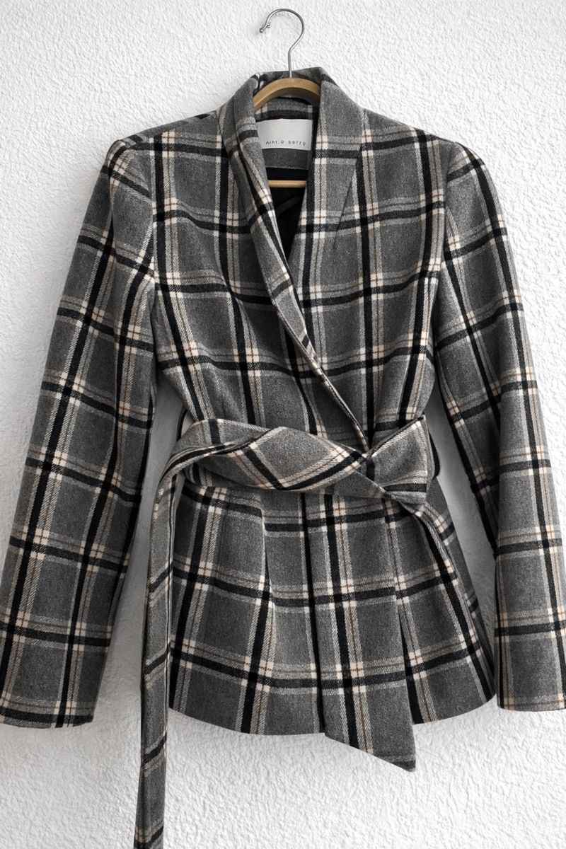 Manteaux: Stylish Checkered Winter Coat, Size Small – D'occasion à Cudrefin par Net5dok