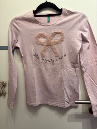 T-shirt Benetton rose avec nœud en relief – Taille 150