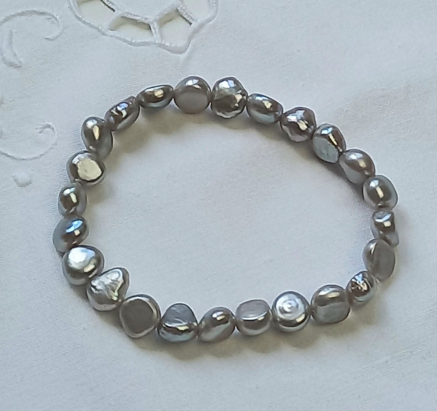 Bracciali & Braccialetti: Hell Graues Perlenarmband barock geformt. – Usato da Buchs AG venduto da Dzirul 1