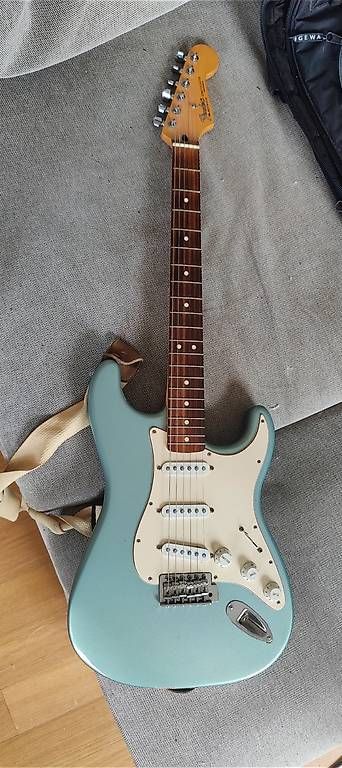 Musikinstrumente: Fender Stratocaster 2003, Agave Blue – Gebraucht aus Zürich von Espire