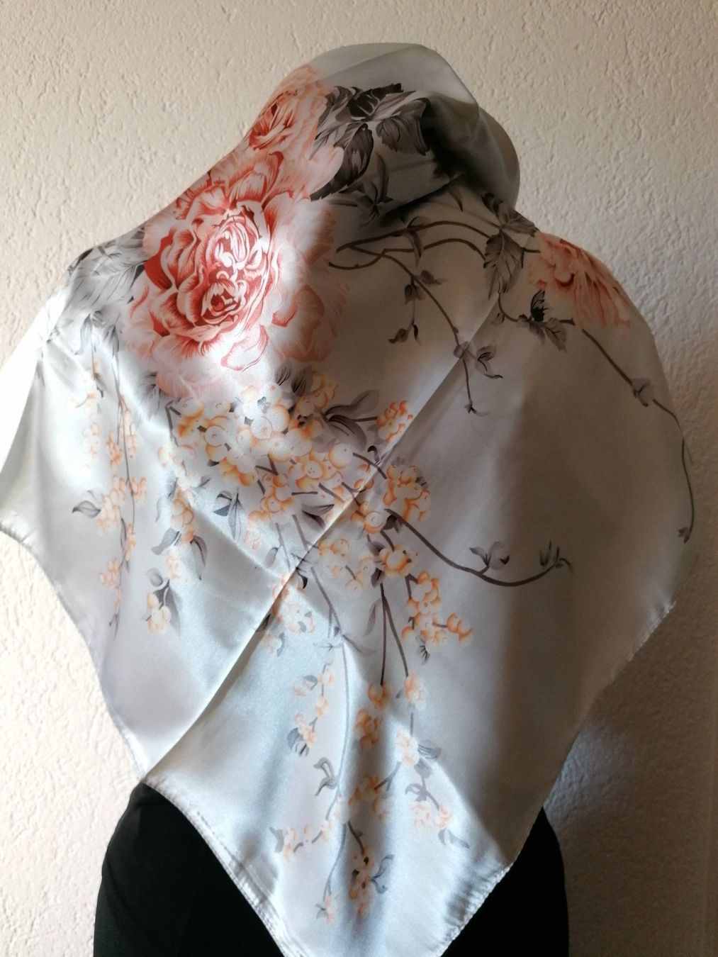 Foulard & Sciarpe: Schönes Seidentuch Frühling Blumenmuster – Nuovo e nell'imballaggio originale da Zollikofen venduto da Blackie 1