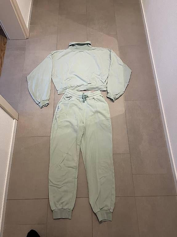 Pantalons: Jogging pants + Hoodie Cest Normal – D'occasion à Zürich par mik_7hwr