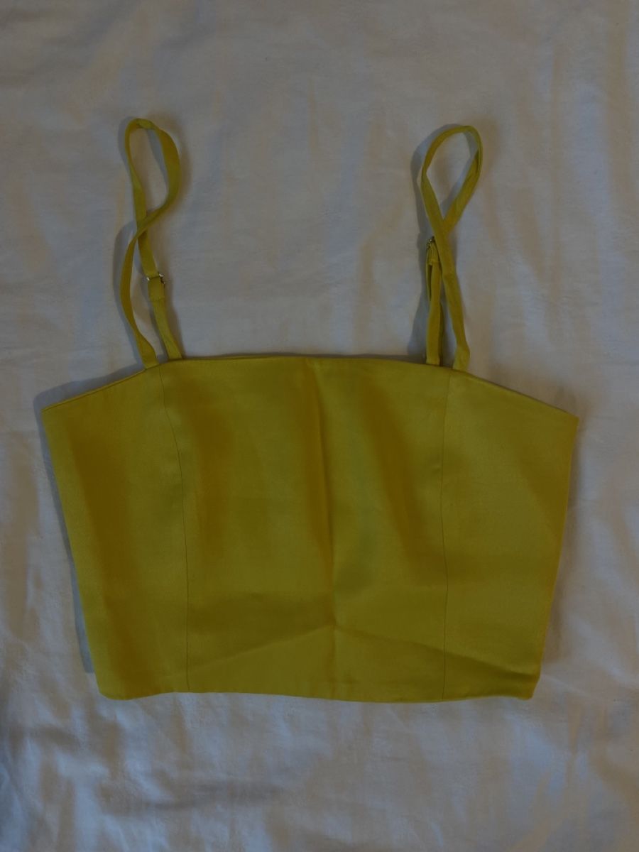 Zara Top: Crop top en soie jaune Zara – Nuovo (secondo la descrizione) da Chêne-Bougeries venduto da sor_9rzp