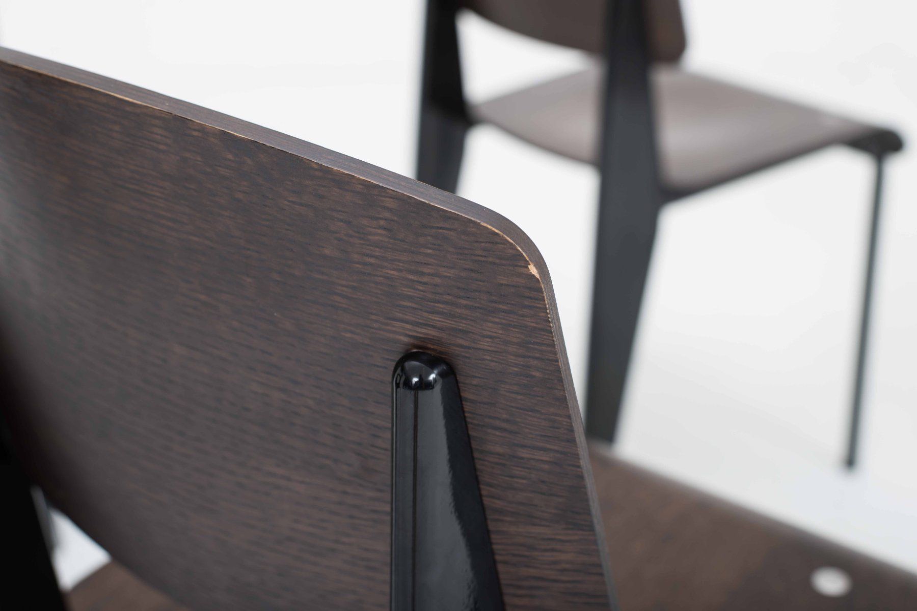 Vitra Sedie: Vitra Standard Stuhl von Jean Prouvé, dunkle Eiche & Schwarz – Usato da Zürich venduto da STUZH38 6