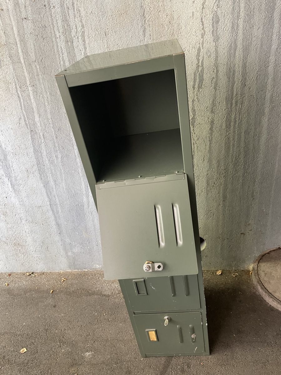 Porte manteau: Metallschrank/Garderobe 4 Fächer gebraucht – D'occasion à Bern par coca-cola12 4