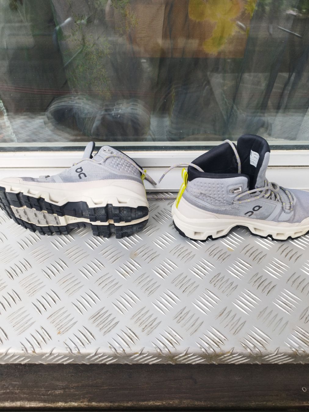 On Scarpe da donna: ON Cloudrock Wanderschuhe Damen Gr. 38.5 Grau/Weiss – Usato da Luterbach venduto da Liveyourdream 1