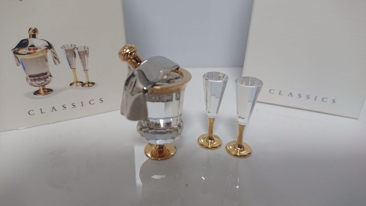 Swarovski Tutte le decorazioni: SWAROVSKI SEKTKÜHLER MIT 2 SEKTGLÄSER – Nuovo (secondo la descrizione) da Uerikon venduto da Vonkamo