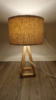 Beige Bouclé-Tischlampe mit Holzfuß