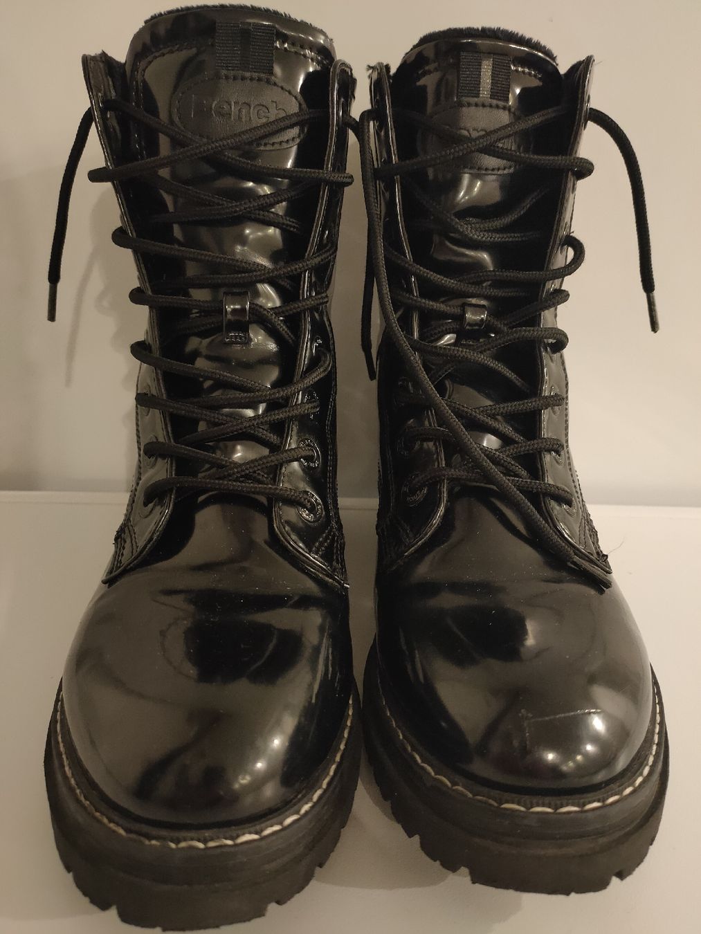 Bench Scarpe da donna: Bench Boots Lack-Optik, Gr.40 schwarz – Usato da Oberwil b. Büren venduto da 3298Oberwil 3