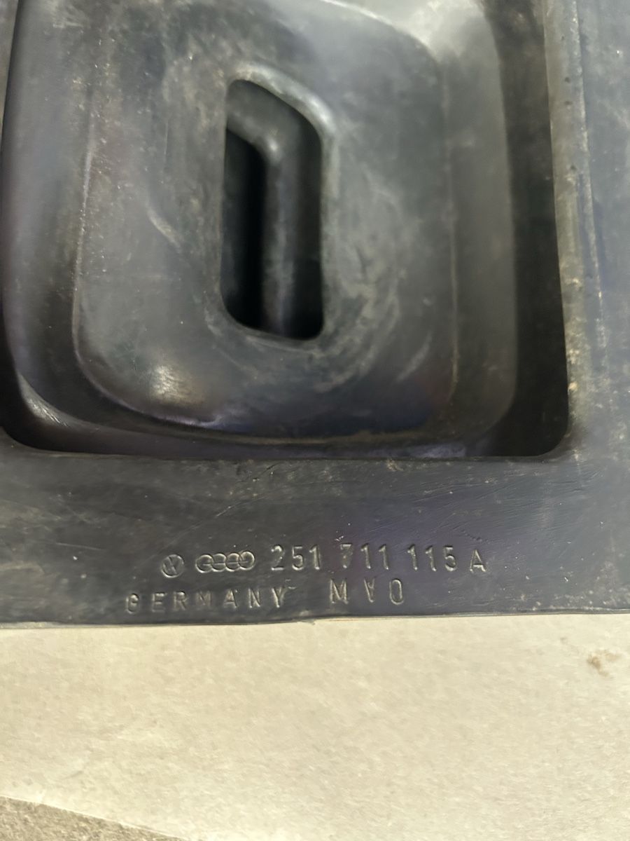 VW Tutti pezzi di ricambio auto: Soufflet levier vitesse VW T3 – Usato da Fribourg venduto da rs19 2