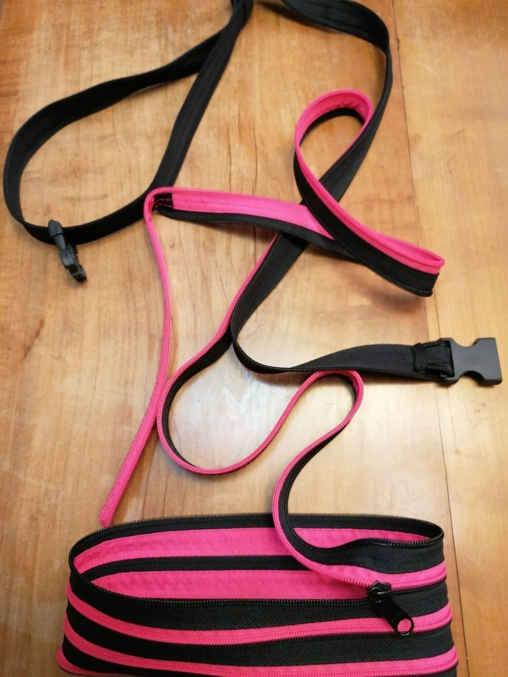 Borse: Bauchtasche aus 2 Reissverschlüssen Neu – Nuovo e nell'imballaggio originale da Solothurn venduto da Shanty.20 6