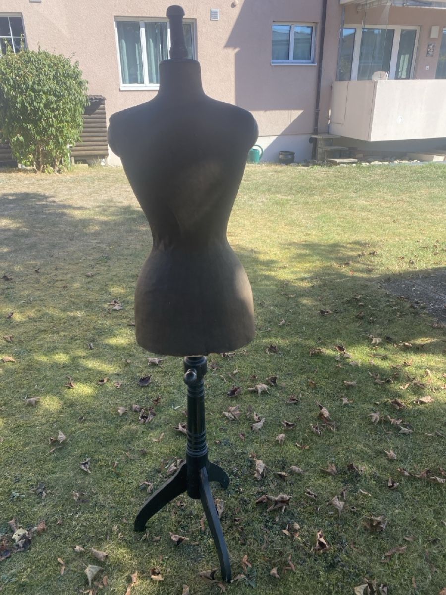 Tutte le decorazioni: Ältere Schneiderpuppe mit Holzständer  – Usato da Embrach venduto da bea_8424 2
