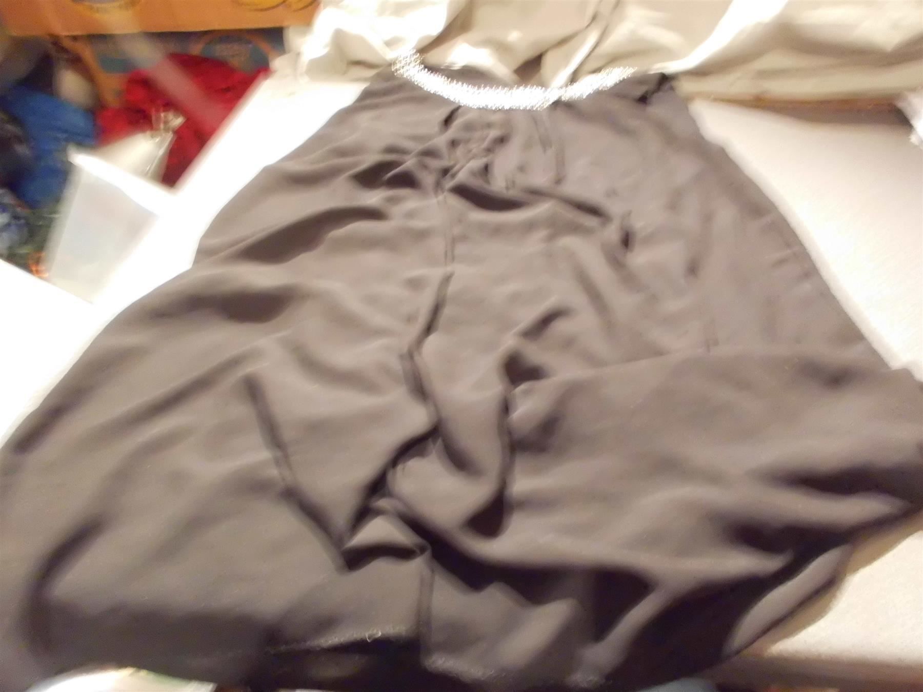 Vestiti: Kleid Grösse 9, schwarz / Kragen silbrig – Usato da Zürich venduto da Motzkuh