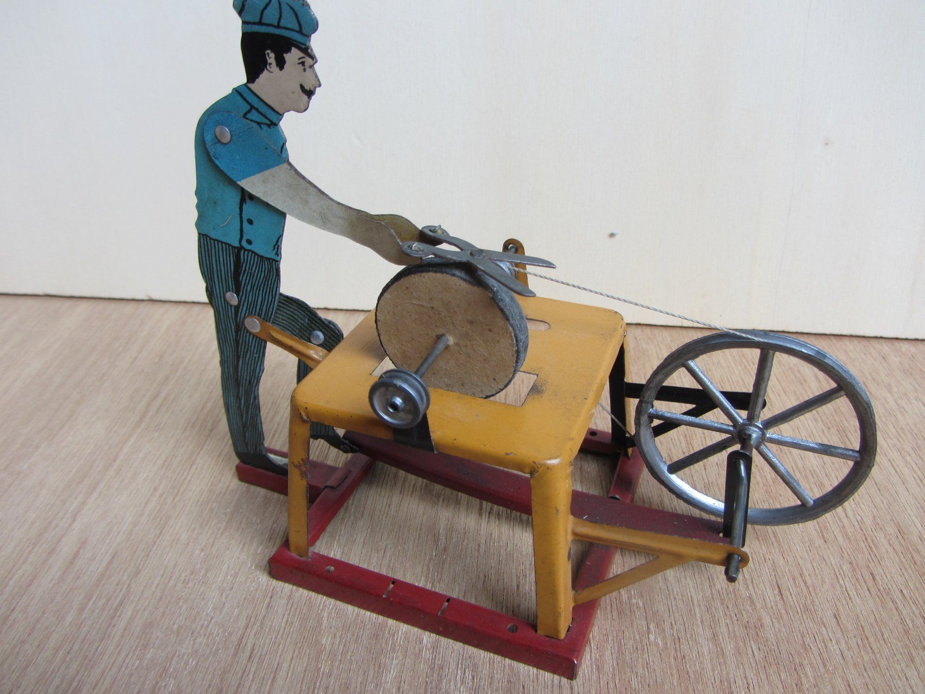 Kit di modellismo & Modellini statici: SCHERENSCHLEIFER  funkensprühend – Usato da Sumiswald venduto da Javelin 1