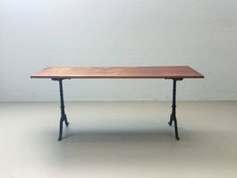 Tisch mit Gusseisengestell und Massivholzplatte, 1930er Jahr