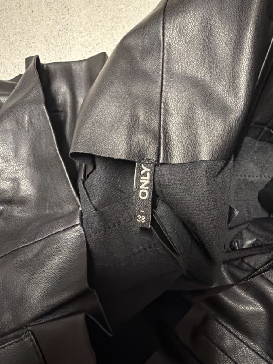 Only Hosen: Kurze Hose Kunstleder ONLY schwarz Grösse 38 – Neu (gemäss Beschreibung) aus Känerkinden von melbaumg 2