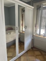 Grosser vintage Kleiderschrank im französischen Stil
