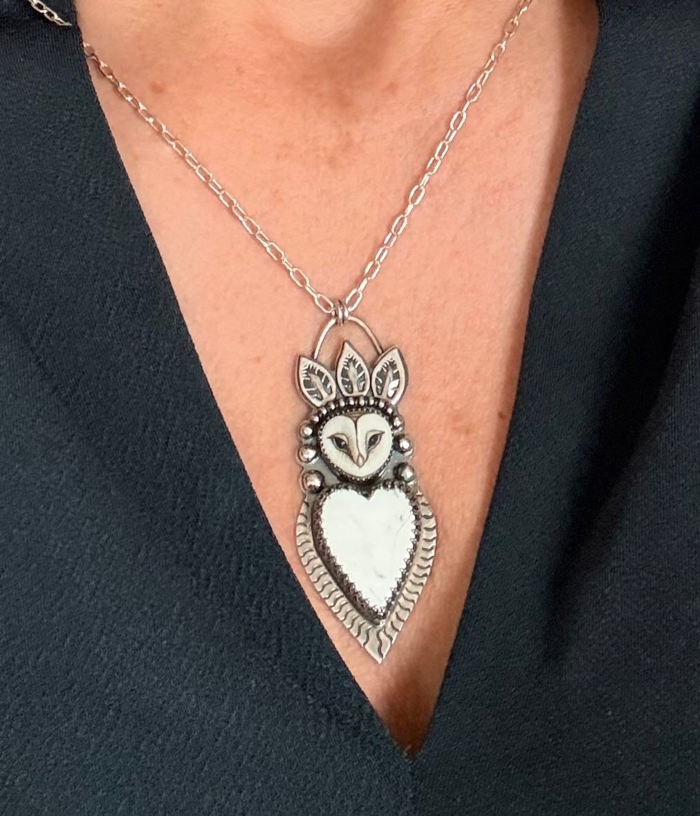 Catenine: Kette mit LAURA MEARS Eule und WHITE BUFFALO – Nuovo e nell'imballaggio originale da Frauenfeld venduto da Scleo