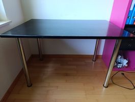 Schwarzer Tisch, guter Zustand, ideal für Homeoffice!