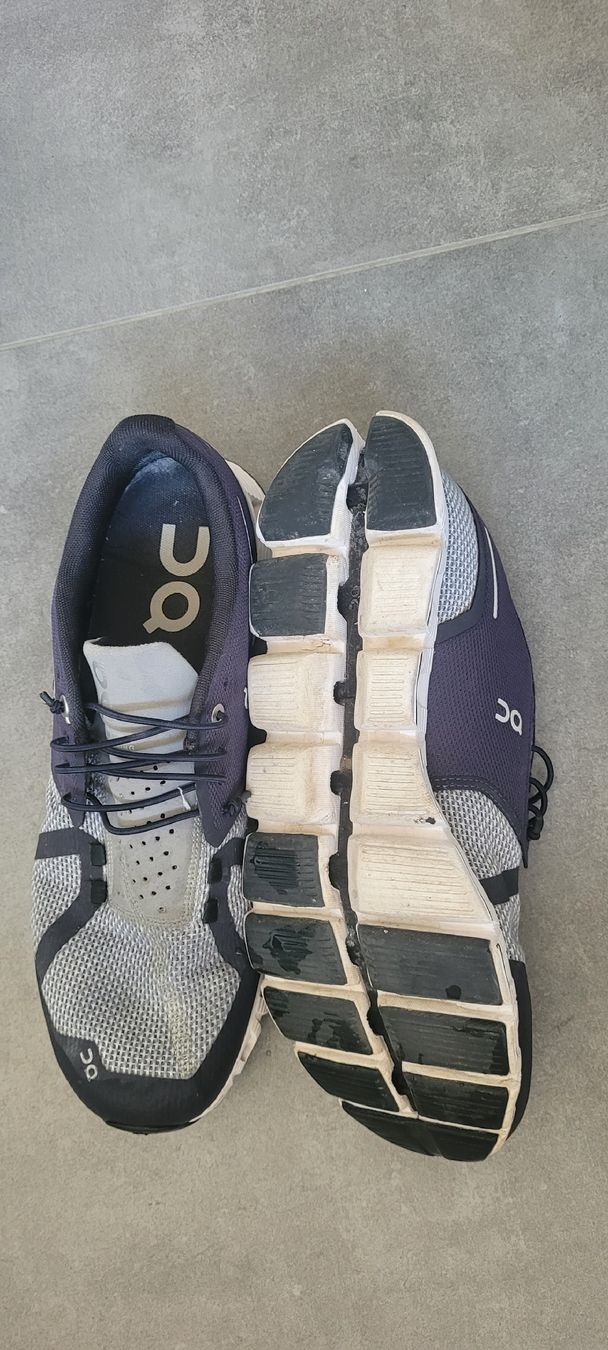 On Scarpe da uomo: Chaussures de course On Cloud gris bleu taille 43 – Usato da Givrins venduto da Flyingyellow 2