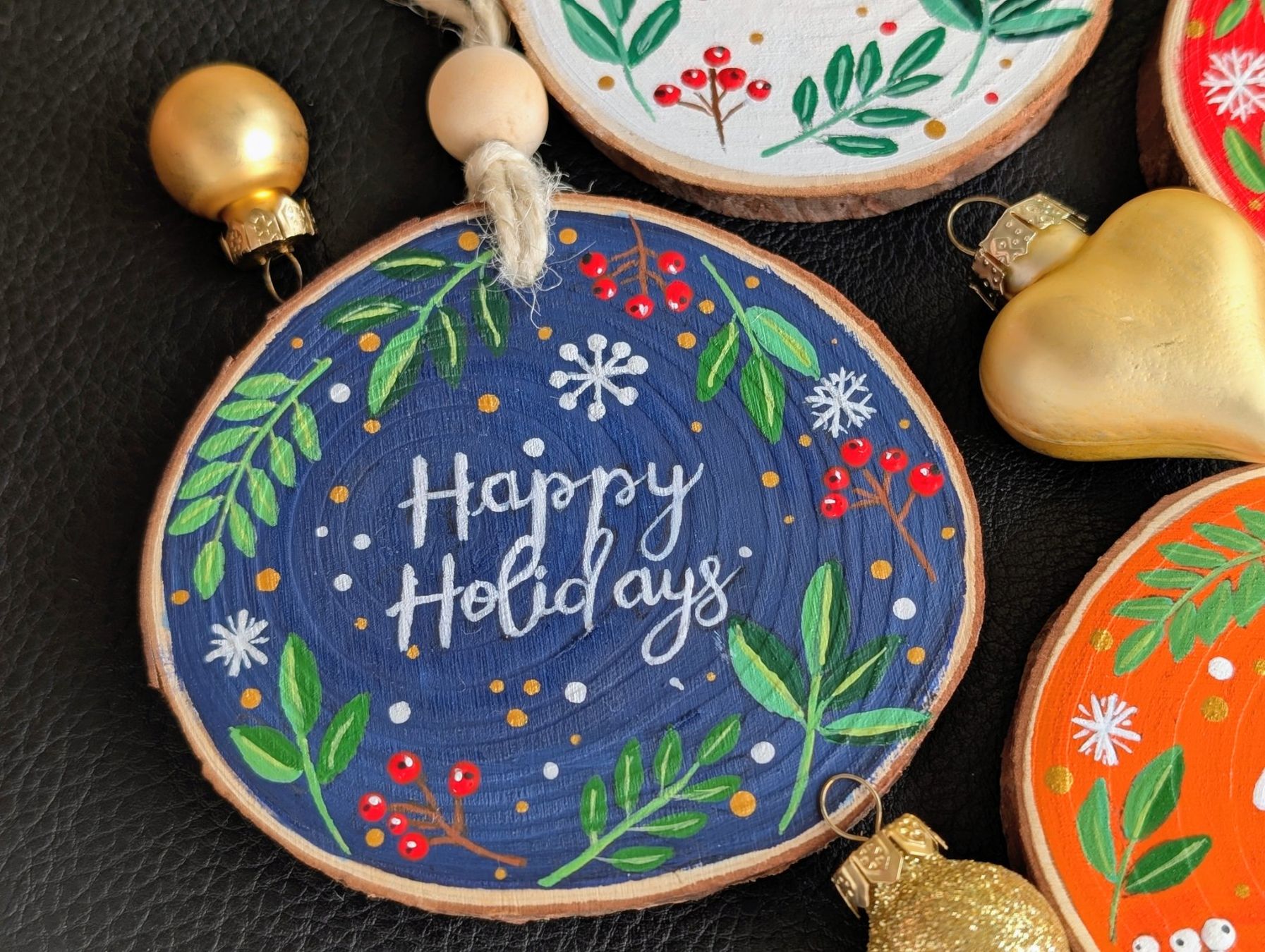 Alle Dekorationen: Handmade Wood Slice Christmas Ornaments – Neu und originalverpackt aus Winterthur von LaVieColor 3