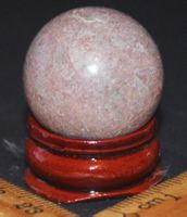 Deko - Heilstein – A-1207 Rhodonit Kugel 25mm mit Sockel