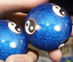 Qi Gong Kugel emailliert Yin Yang blau 45mm