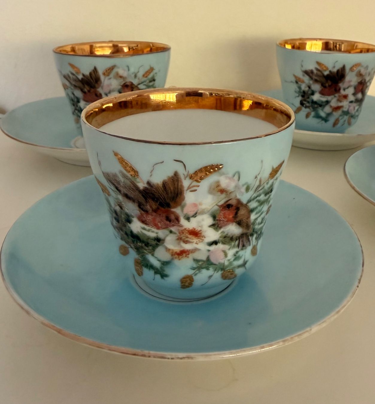 Tasses: Kaffeetassenset 4 Stk hellblau mit Goldrand Blumenmuster – D'occasion à Richterswil par giacometti222 1