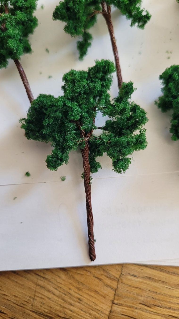 Modellini di ferrovie: 5 très jolis arbres foncés – Nuovo e nell'imballaggio originale da Saxon venduto da Sebdem 1