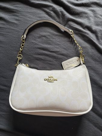 Coach Schultertasche – Weiss mit goldfarbenen Details
