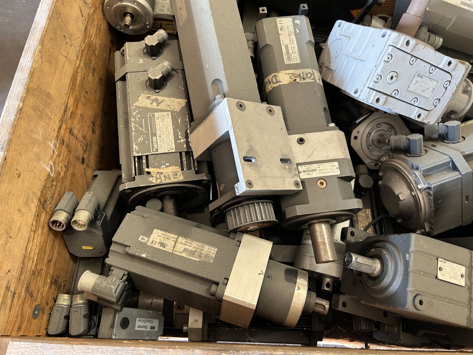 Moteurs: Grosser Posten Elektro- Getriebe Motore – D'occasion à Zofingen par Maschinenfabrik 2