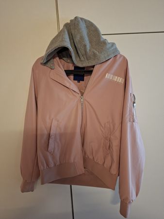 Damen Bomberjacke rosa mit grauer Kapuze guter Zustand.