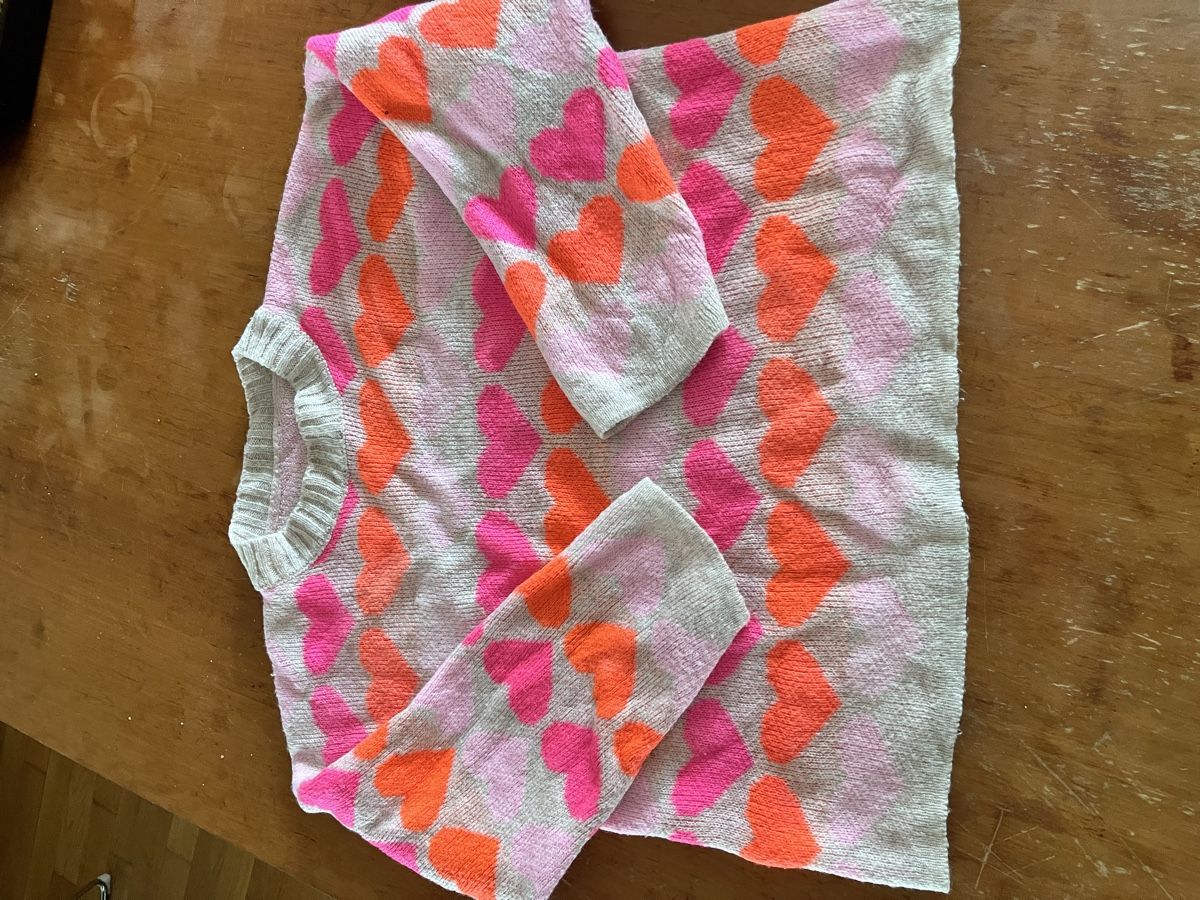 C&A Pulls & Sweat-shirts: Pullover mit Herzen Grösse 128/134 leicht gebraucht – D'occasion à Altendorf par pas_5chw