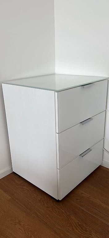 Comodini: Holz Nachttischschrank mit Glasplatt – Usato da Lauerz venduto da AnjaCarina01