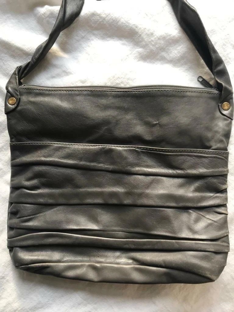 Sacs femmes: Vintage Grey Leather Bag / 80s design – D'occasion à Zürich par lils01 1