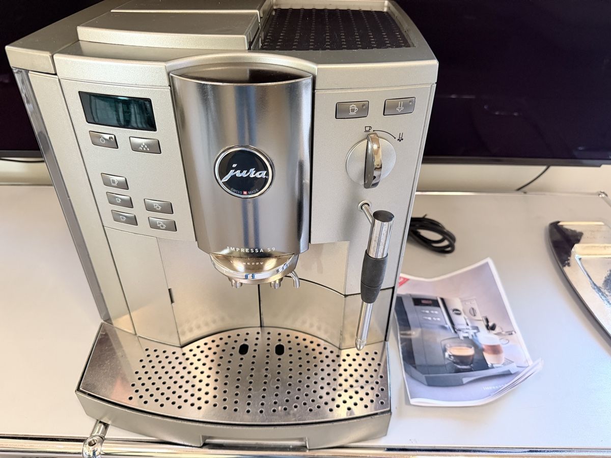 Jura Machines à café & Machines à expresso: Jura Impressa S9 – D'occasion à Neuchâtel par Mel1966