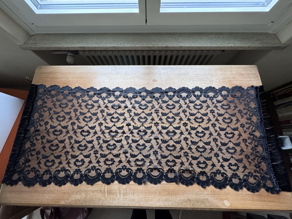 Tessuti: Schwarze Spitze mit Fransen, 160cm lang – Usato da Zürich venduto da 2013tg