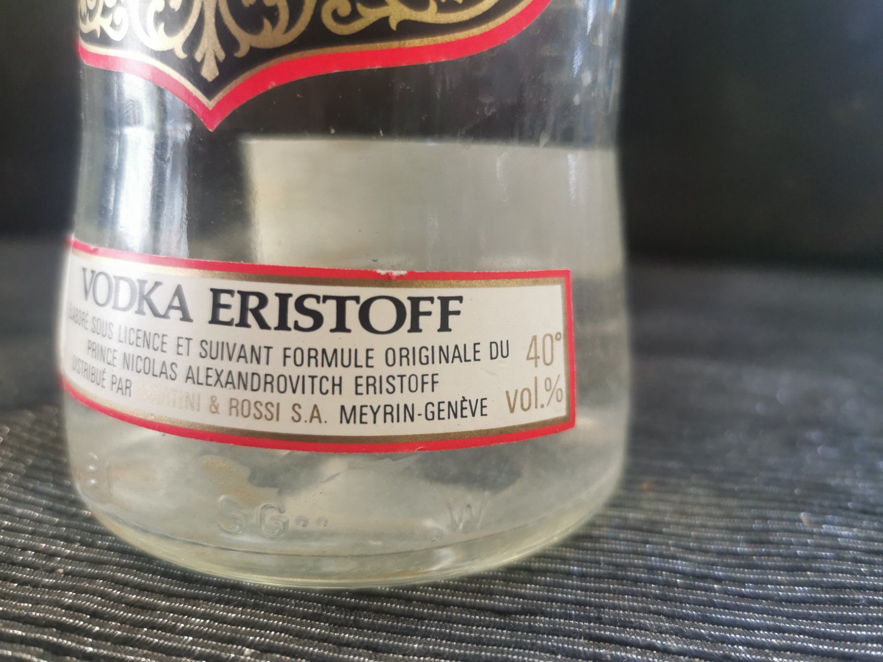 Bevande alcoliche: ANCIENNE BOUTEILLE DE VODKA ERISTOFF ENTAMÉE – Usato da Genève venduto da Leboucheoreilles 1